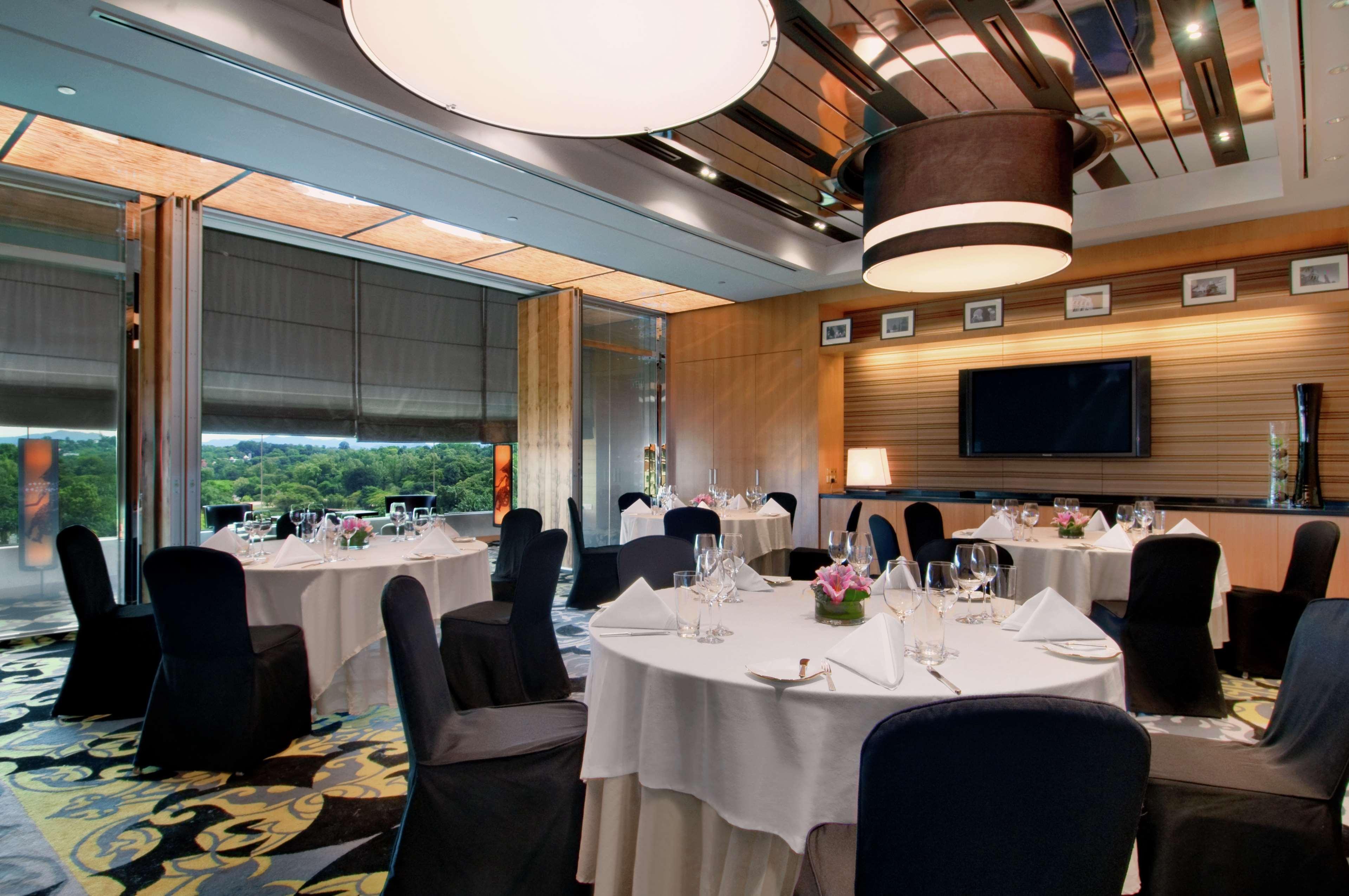 Отель Hilton Куала-Лумпур Ресторан фото The Club at Changi Airport
